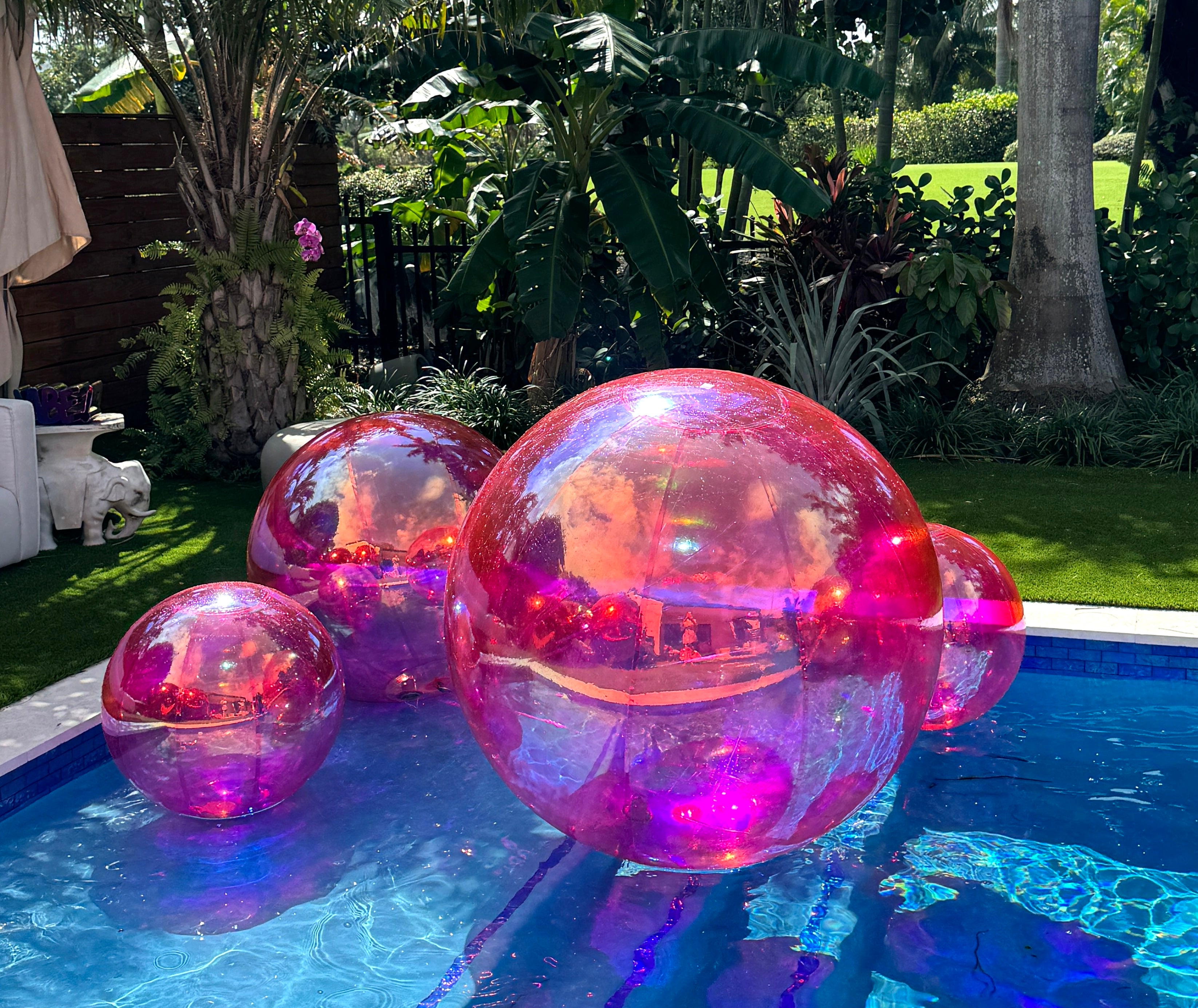 Water balls for pool outlet